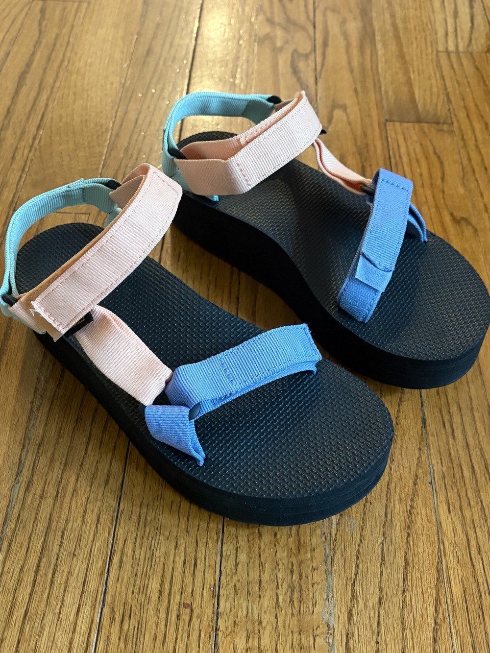 Teva Flatform Universal Sandals in Sherbet sz 7/38 - Nearly New